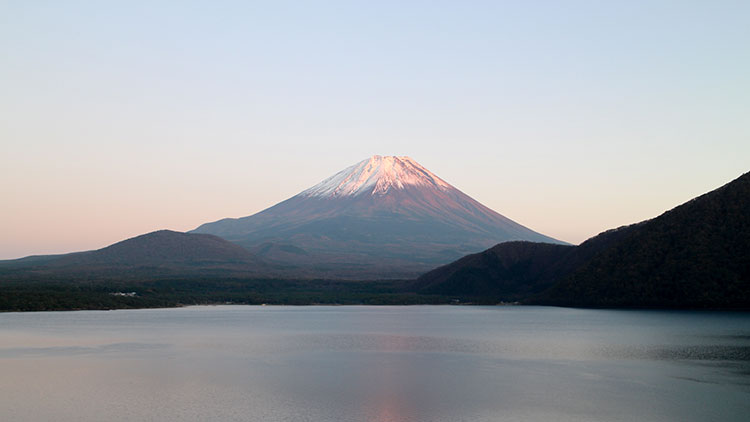 本栖湖と富士山