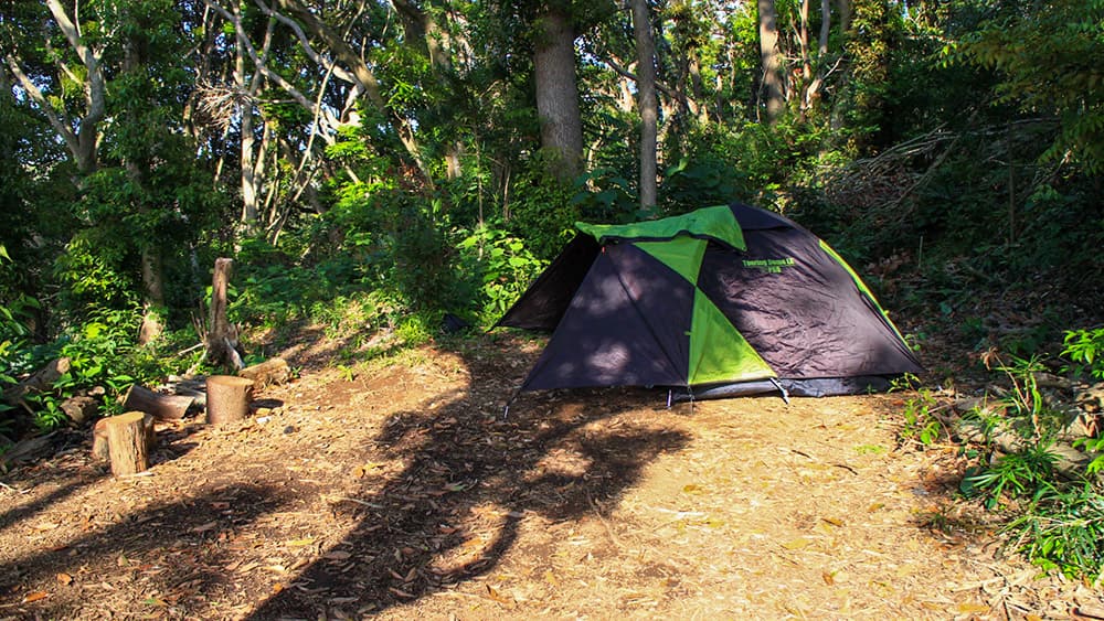 野営ソロサイトにテントを設置